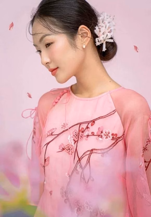 Tóc búi gọn gàng và duyên dáng kiểu tóc búi đơn giản