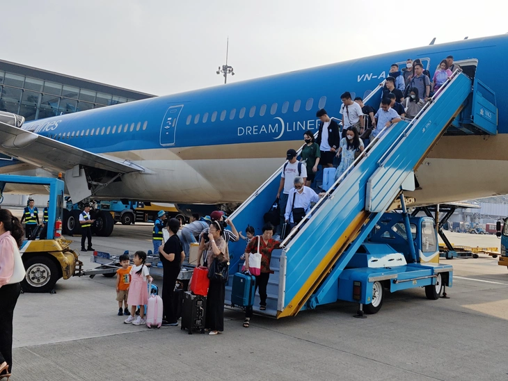 Chuyến bay của Vietnam Airlines chuyển hướng hạ cánh khẩn cấp để cấp cứu hành khách Hành khách trên chuyến bay của Vietnam Airlines