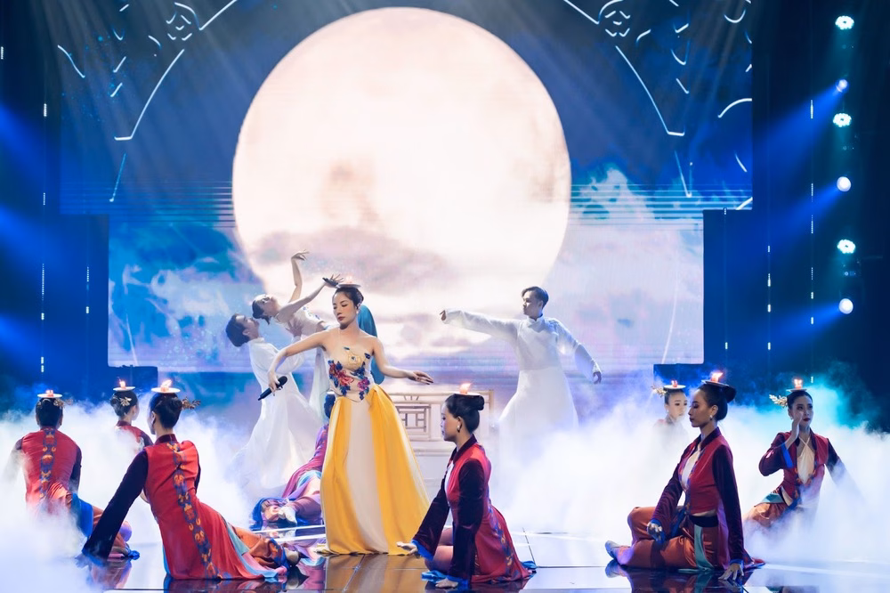 Minh Khuê tỏa sáng với điệu múa độc đáo Minh Khuê tỏa sáng với điệu múa độc đáo