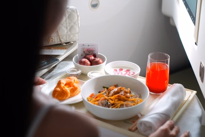 Suất ăn hạng Thương gia của Vietnam Airlines với mận hậu Sơn La Suất ăn hạng Thương gia của Vietnam Airlines được bổ sung món tráng miệng là mận hậu Sơn La