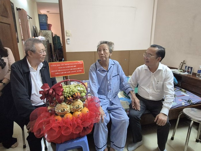 Nhạc sĩ Lê Văn Lộc thăm NSND Thế Hiển