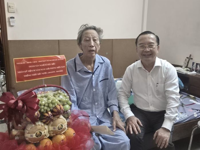 Ông Trần Thế Thuận thăm NSND Thế Hiển