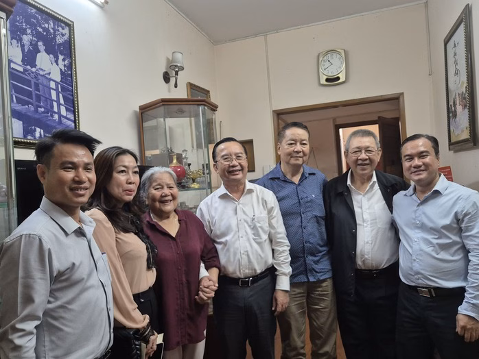 NSƯT Lê Thiện chụp ảnh lưu niệm cùng đoàn
