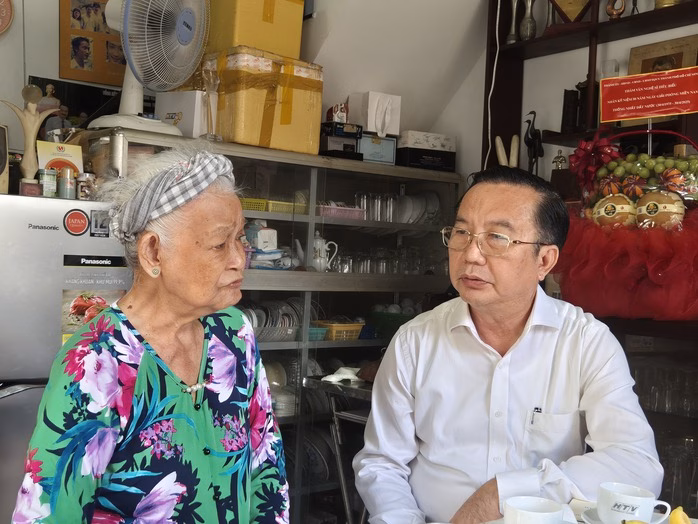 Họa sĩ, Anh hùng lao động Đặng Ái Việt tiếp tục chuyến đi đến Huế Họa sĩ, Anh hùng lao động Đặng Ái Việt tiếp tục chuyến đi đến Huế