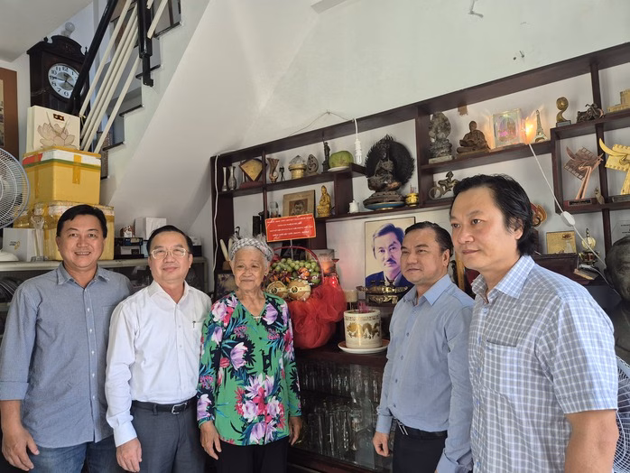 Đoàn chụp ảnh kỷ niệm cùng Họa sĩ, Anh hùng lao động Đặng Ái Việt Đoàn chụp ảnh kỷ niệm cùng Họa sĩ, Anh hùng lao động Đặng Ái Việt