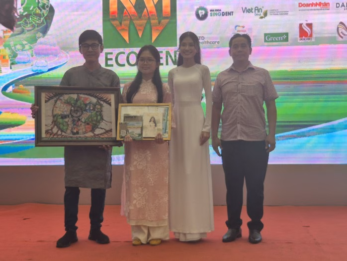 Nguyễn Thu Nguyệt Anh nhận giải nhất Nguyễn Thu Nguyệt Anh nhận giải nhất
