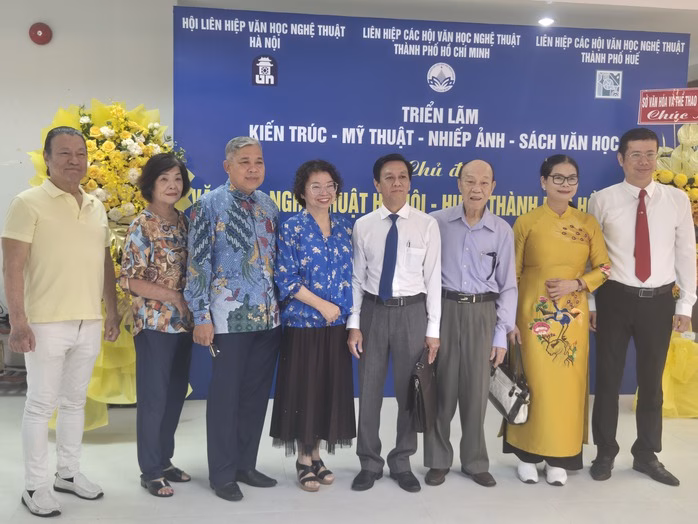 Khách tham quan triển lãm Khách tham quan triển lãm