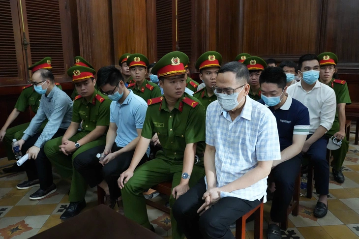 Các bị cáo tại phiên tòa Xét xử cựu giám đốc Trung tâm Lý lịch tư pháp quốc gia trong vụ án nhận hối lộ hơn43 tỉ đồng - Ảnh3.