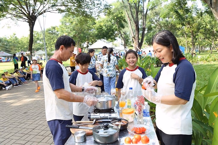Gia đình tham gia hoạt động vui chơi Một gia đình tham gia hội thi nấu ăn