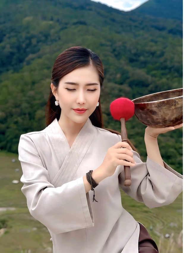 Hoàng Y Nhung trong MV 'Chuyện người đắp chiếu' Hoàng Y Nhung tái xuất với MV mới