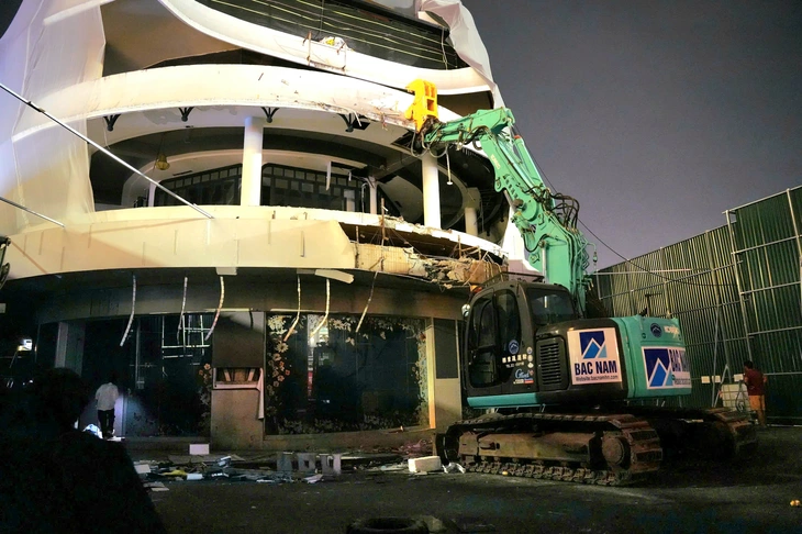 Tối 19-6, Hà Nội bắt đầu phá dỡ tòa nhà Hàm cá mập Tối 19-6, Hà Nội bắt đầu phá dỡ tòa nhà Hàm cá mập - Ảnh 1.