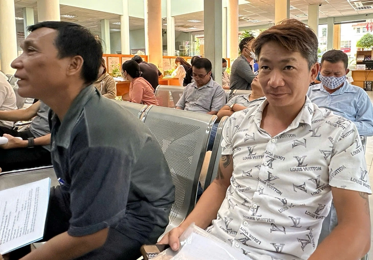 Ông Đinh Tiến Dũng làm thủ tục đăng ký giấy phép kinh doanh Ông Đinh Tiến Dũng làm thủ tục đăng ký giấy phép kinh doanh