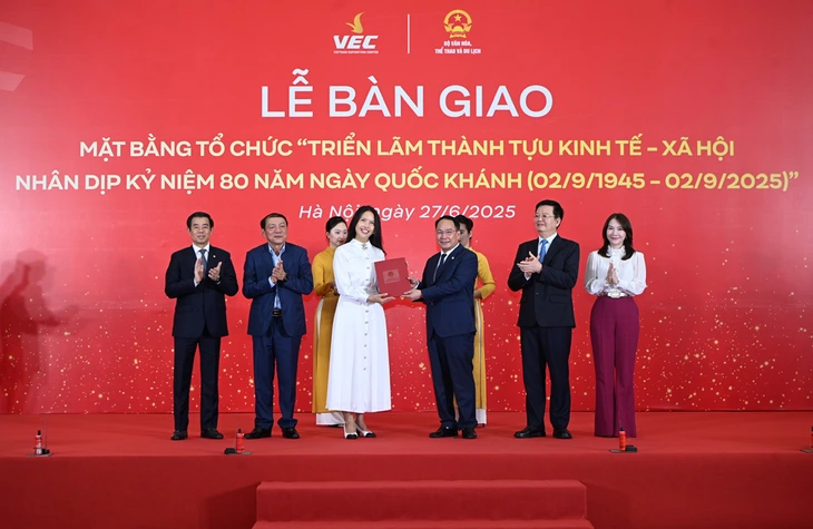 Nghi thức bàn giao mặt bằng tổ chức Triển lãm thành tựu kinh tế - xã hội