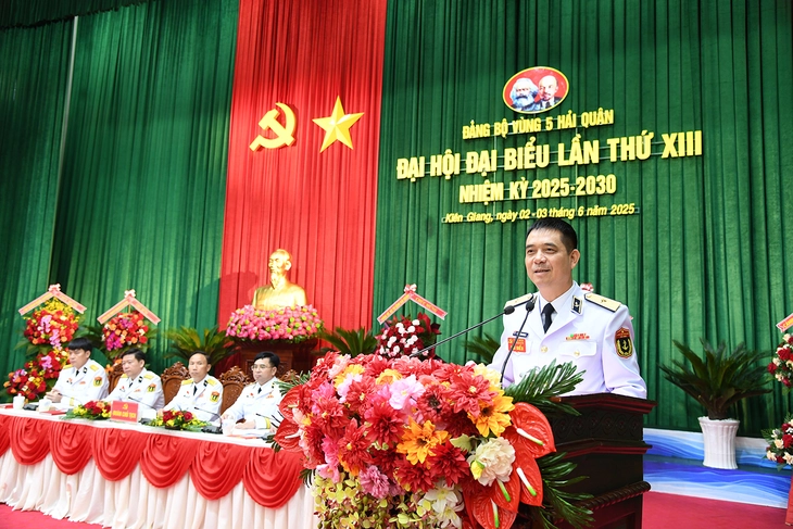Vùng 5 Hải quân là đơn vị quan trọng trong việc bảo vệ chủ quyền biển đảo và hỗ trợ ngư dân. Thiếu tướng Nguyễn An Phong phát biểu chỉ đạo tại Đại hội đại biểu Đảng bộ Vùng 5 Hải quân lần thứ XIII