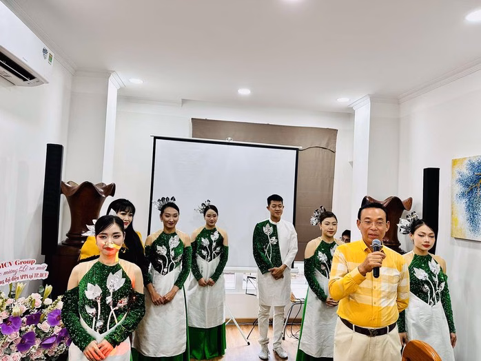 Nhạc sĩ Trần Văn Mười chúc mừng Nhạc sĩ Trần Văn Mười chúc mừng sự kiện APPA ra mắt văn phòng đại diện tại TP HCM