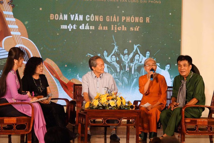 Ra mắt sách “Đoàn Văn công Giải phóng R – Một dấu ấn lịch sử”: Tưởng nhớ những nghệ sĩ đã hy sinh vì Tổ quốc Ra mắt sách “Đoàn Văn công Giải phóng R – Một dấu ấn lịch sử”: Tưởng nhớ những nghệ sĩ đã hy sinh vì Tổ quốc