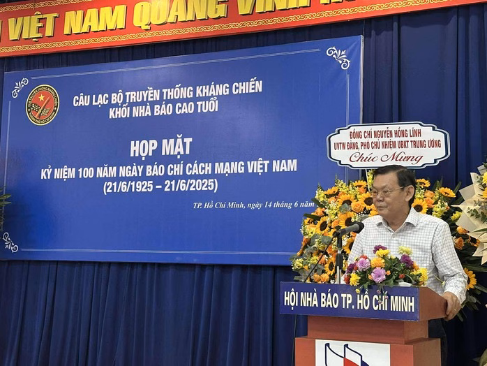 Nhà báo Nguyễn Tấn Phong phát biểu Nhà báo Nguyễn Tấn Phong phát biểu
