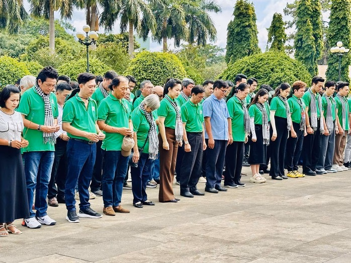 Các văn nghệ sĩ TP HCM tại Nghĩa trang liệt sĩ Gia Lai Các văn nghệ sĩ TP HCM tại lễ chào cờ, dâng hoa, dâng hương