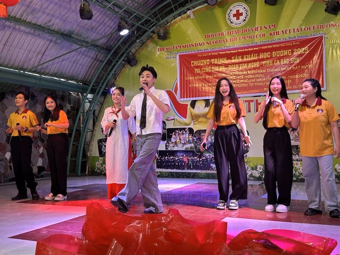 Các ca sĩ trẻ hát 'Liên khúc Bắc Kim Thang' Các ca sĩ trẻ hát 'Liên khúc Bắc Kim Thang'
