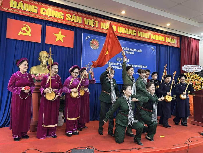 Hát then, múa gáo dừa đầy cảm xúc trong ngày họp mặt Khối các nhà báo cao tuổi TP HCM Hát then, múa gáo dừa đầy cảm xúc trong ngày họp mặt Khối các nhà báo cao tuổi TP HCM