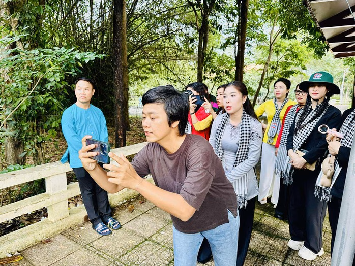 Nhạc sĩ Mai Trâm sáng tạo những clip phóng sự và MV đặc sắc Nhạc sĩ Mai Trâm miệt mài sáng tạo