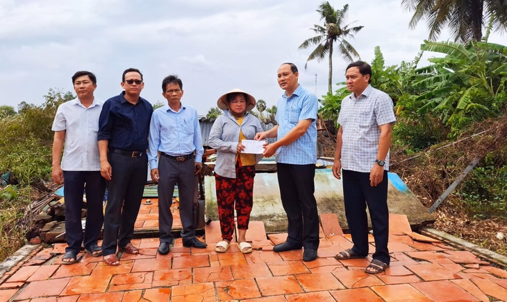Dông lốc gây thiệt hại nghiêm trọng tại huyện U Minh Lãnh đạo huyện U Minh thăm hỏi người dân