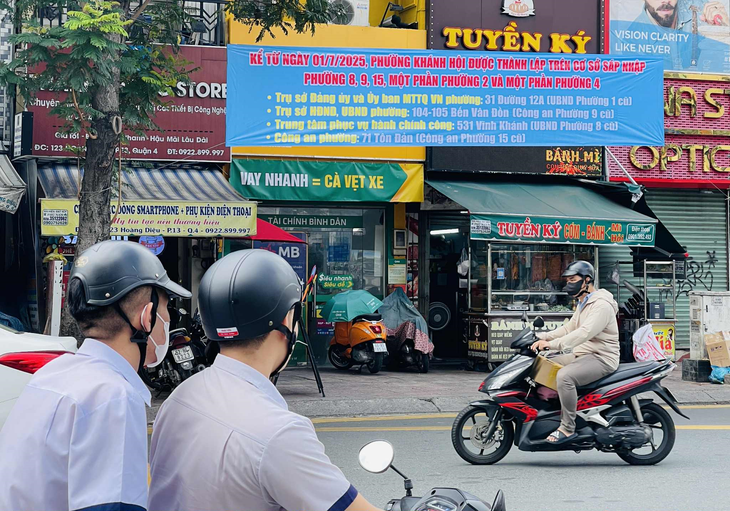 Treo băng rôn tuyên truyền Tình hình treo băng rôn tuyên truyền về phương án sáp nhập các phường tại quận 4