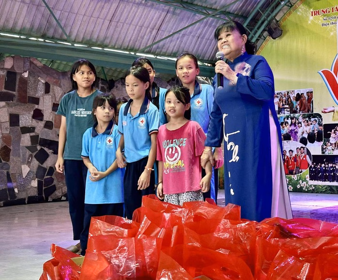 Ca sĩ Hạ Châu cùng hát với các em thiếu nhi Ca sĩ Hạ Châu cùng hát với các em thiếu nhi