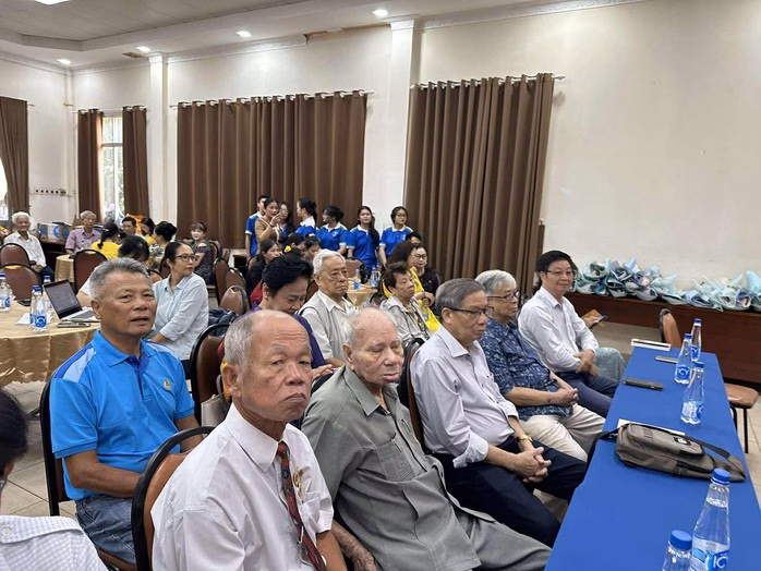 Các nhà báo lão thành hội ngộ Các nhà báo lão thành hội ngộ