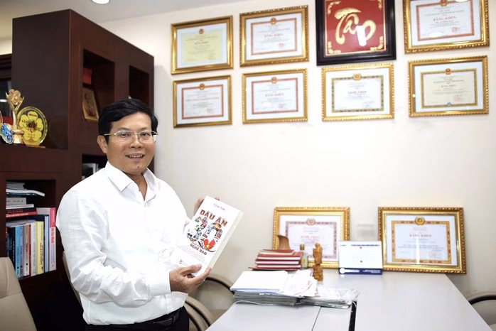 Nhà báo Tô Đình Tuân Nhà báo - Tiến sĩ Tô Đình Tuân với sách 'DẤU ẤN 30 NĂM NGHỀ BÁO'