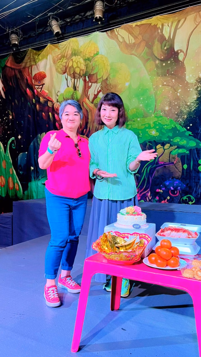 Khởi công tập vở Biệt đội Gà – Vịt NSND Mỹ Uyên và tác giả Vương Huyền Cơ trong ngày khởi công tập vở Biệt đội Gà – Vịt