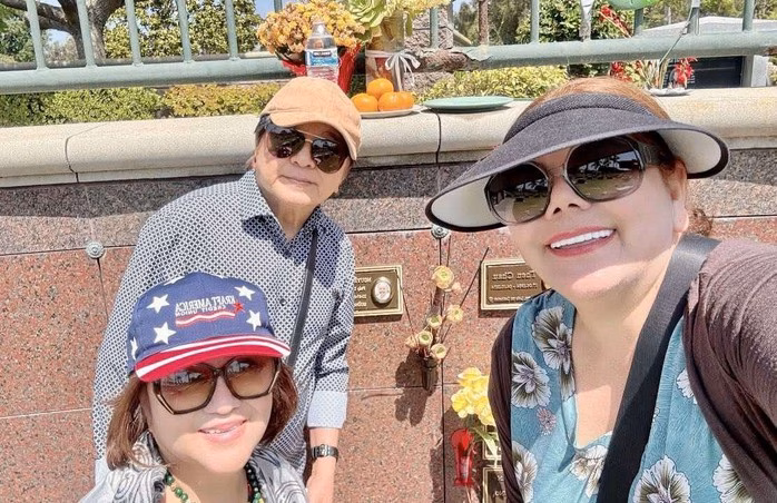 Chị Liên đưa vợ chồng nghệ sĩ Chí Tâm viếng mộ các nghệ sĩ Chị Liên đưa vợ chồng nghệ sĩ Chí Tâm viếng mộ các nghệ sĩ