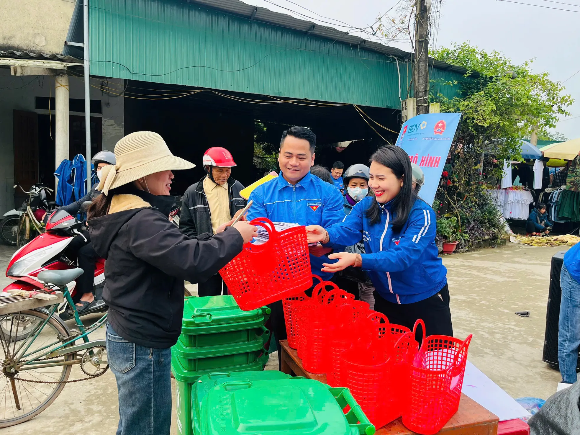 Tặng làn nhựa cho người dân Tặng làn nhựa cho người dân