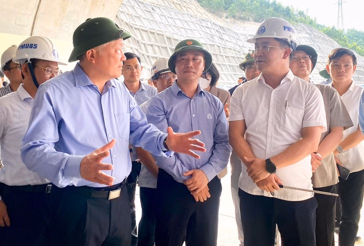Phó thủ tướng Nguyễn Hòa Bình kiểm tra cao tốc Quy Nhơn - Chí Thạnh Phó thủ tướng Nguyễn Hòa Bình kiểm tra cao tốc Quy Nhơn - Chí Thạnh