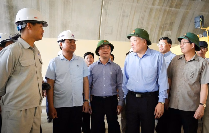 Phó thủ tướng Nguyễn Hòa Bình đến thăm hầm Sơn Triệu Phó thủ tướng Nguyễn Hòa Bình đến thăm hầm Sơn Triệu