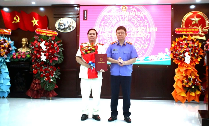 Phó viện trưởng Viện KSND tối cao Nguyễn Đức Thái trao quyết định bổ nhiệm ông Mai Văn Linh làm Viện trưởng Viện KSND tỉnh Tây Ninh