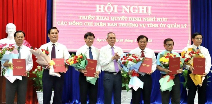 557 Cán Bộ Ở Bạc Liêu Nhận Quyết Định Nghỉ Hưu Trước Khi Tỉnh Hợp Nhất 557 cán bộ, công chức Bạc Liêu nghỉ hưu, nghỉ thôi việc trước ngày hợp nhất tỉnh - Ảnh1.