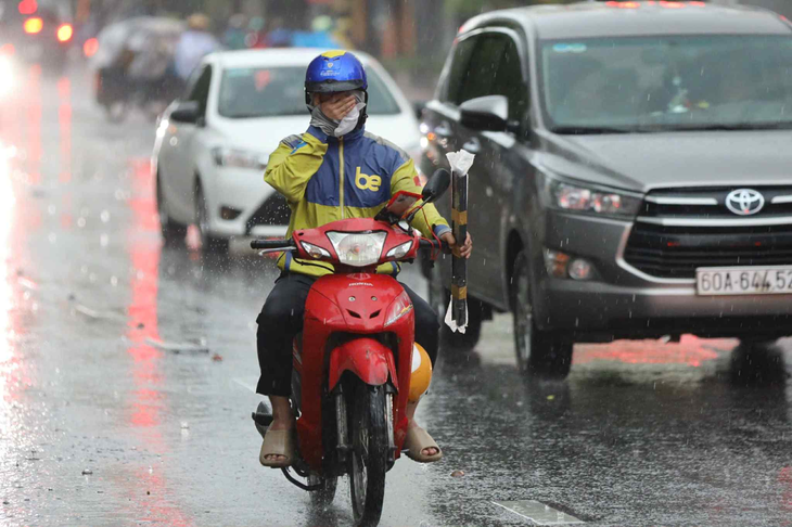 Biển Đông đối mặt với vùng áp thấp gây biển động và mưa dông Vùng áp thấp trên Biển Đông gây mưa dông và biển động