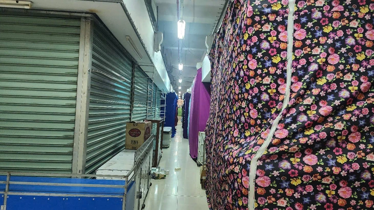Sáng 5-6, chợ trung tâm TP Buôn Ma Thuột trở nên vắng vẻ khác thường khi hàng loạt quầy hàng bất ng Hàng loạt ki ốt đóng cửa, phủ bạt tại chợ Buôn Ma Thuột