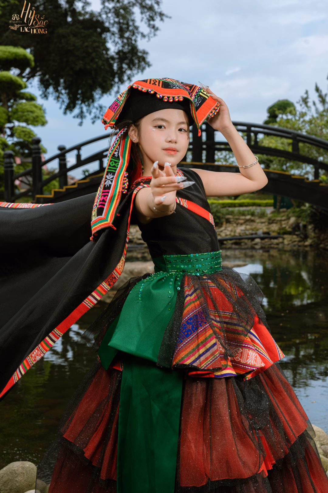 SỨ GIẢ HẠNH PHÚC VŨ NGỌC BẢO TRÂM THĂNG HOA CÙNG SẮC MÀU DÂN TỘC CỐNG TẠI HỶ SẮC LẠC HỒNG – QUẢNG NINH