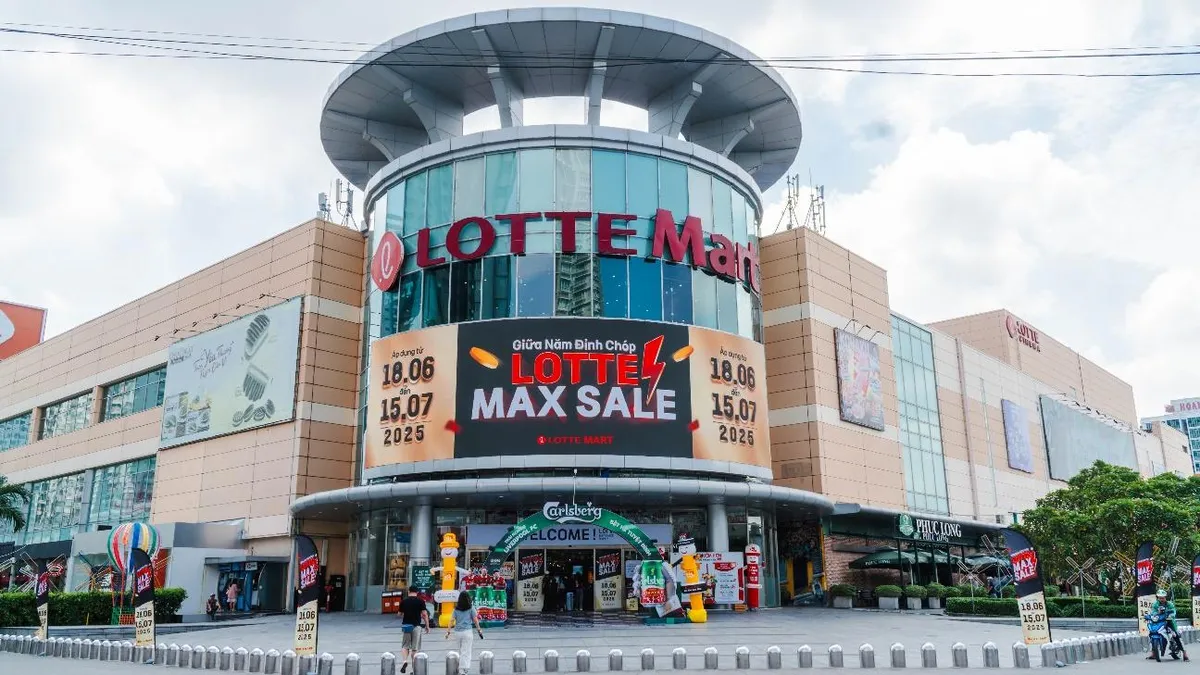 Khách hàng hào hứng tại LOTTE MART Khách hàng hào hứng tại LOTTE MART