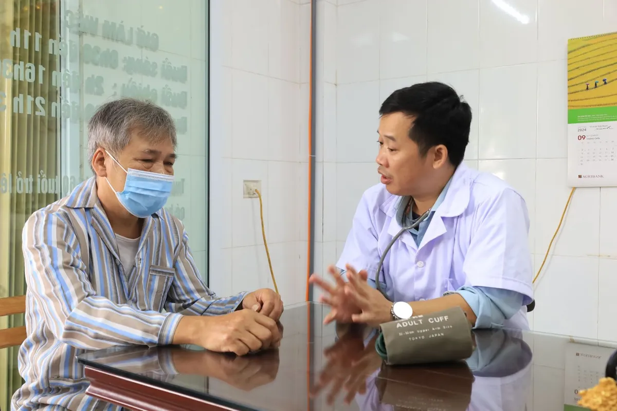 Tư vấn sức khỏe cho người cao tuổi Người cao tuổi được tư vấn sức khỏe