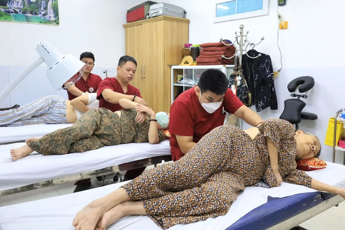 Thăm khám sức khỏe cho người cao tuổi Y bác sĩ thăm khám cho người cao tuổi
