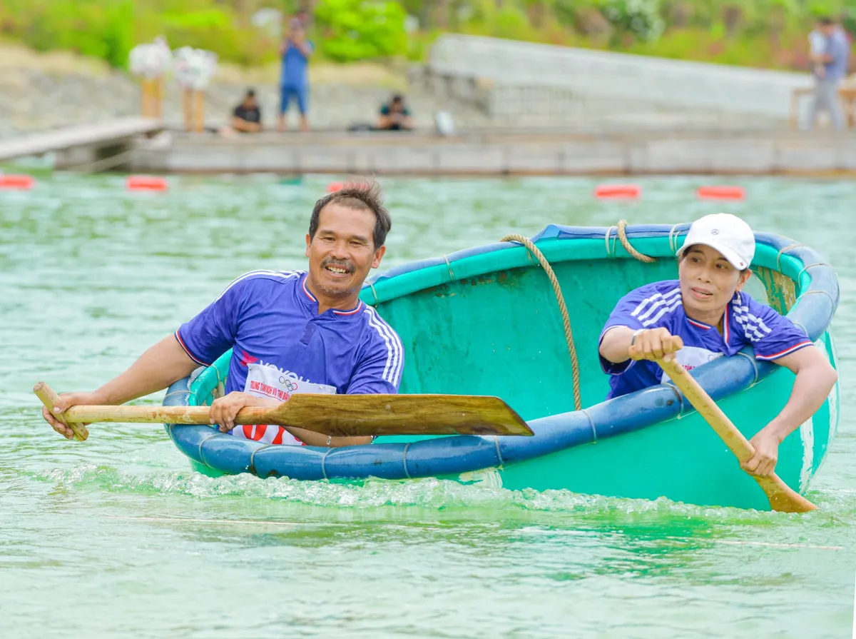 Bơi thúng đôi nam nữ Các vận động viên tranh tài bơi thúng đôi nam nữ