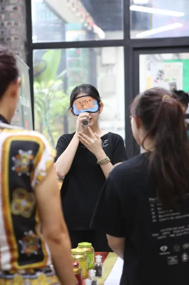 Trà nương Trang Nguyễn Trà nương Trang Nguyễn hướng dẫn người tham dự