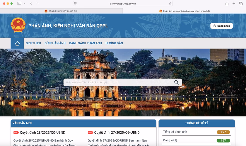 Người dùng tải ứng dụng để phản hồi và kiến nghị về văn bản pháp luật trên điện thoại
