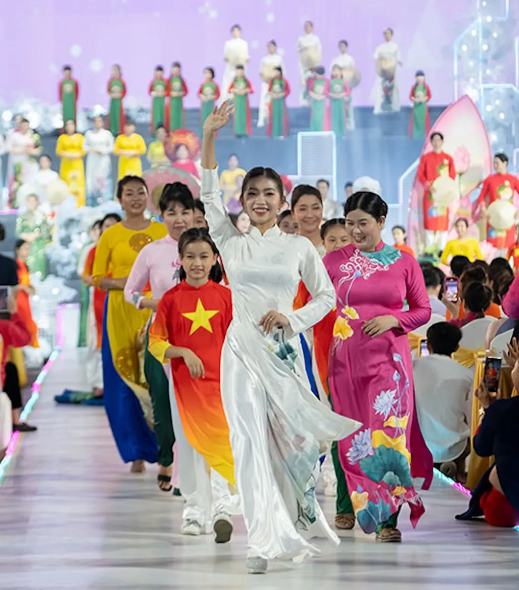 Chương trình trình diễn áo dài tại Lễ hội Áo dài TP.HCM Các chương trình trình diễn áo dài quy tụ nhiều người mẫu