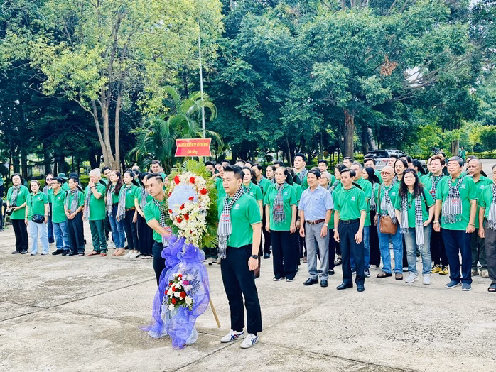 Đoàn dâng hoa tại Tượng đài Ngục Kon Tum Đoàn văn nghệ sĩ TP HCM dâng hoa tại Tượng đài Ngục Kon Tum
