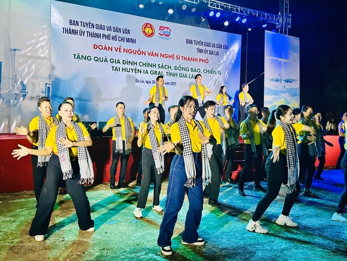 Chương trình văn nghệ để lại dấu ấn đẹp trong lòng khán giả Gia Lai Chương trình văn nghệ để lại dấu ấn đẹp trong lòng khán giả Gia Lai