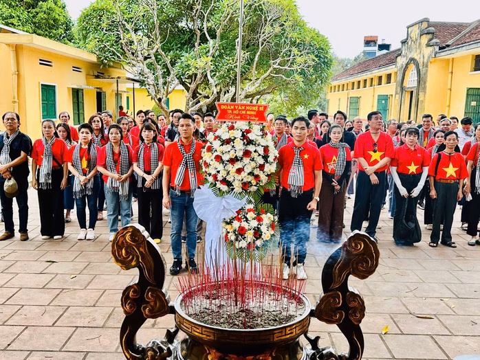 Đoàn văn nghệ sĩ TP HCM làm lễ dâng hương, dâng hoa tại đền thờ liệt sĩ Khu di tích Nhà đày Buôn Mê Thuột